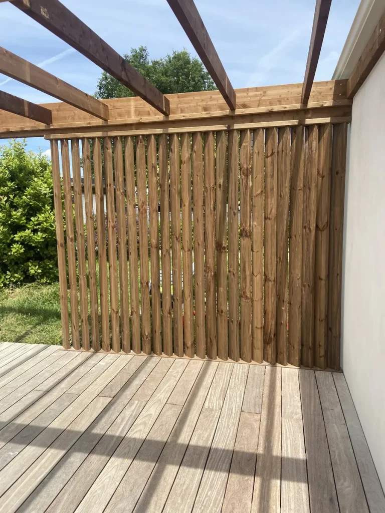 Réalisation de pergolas et carport par MAB Conception, menuisier à Dompierre sur Yon